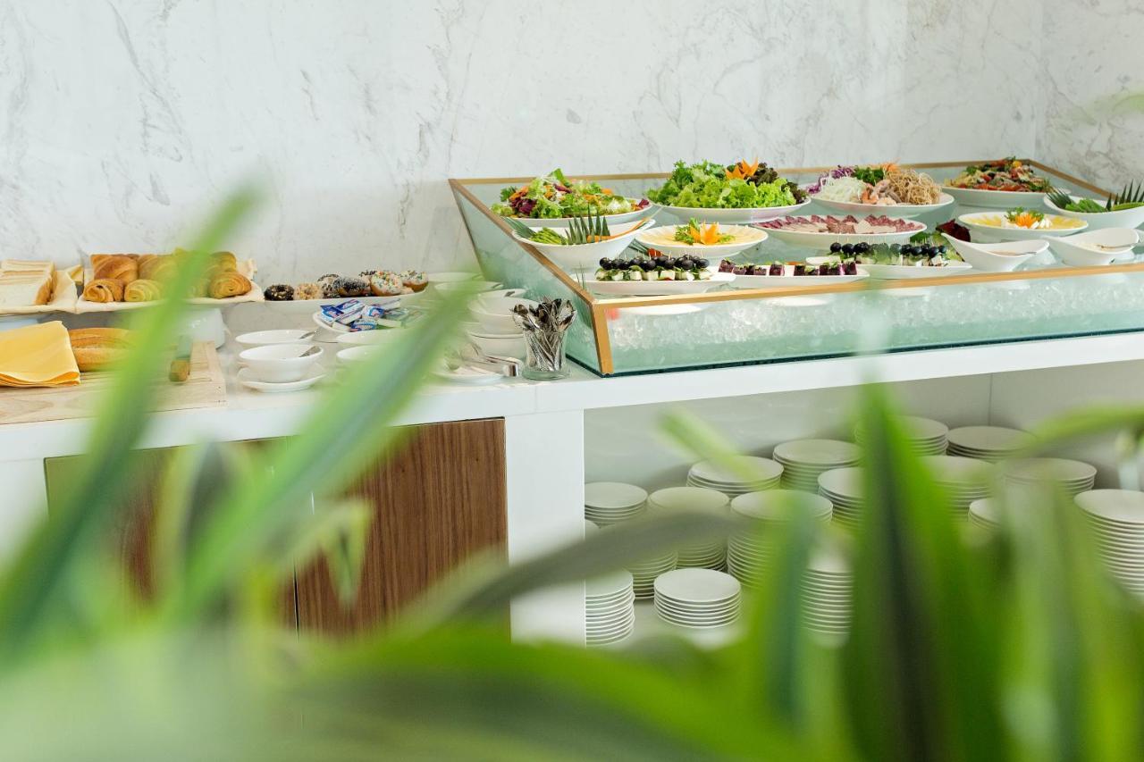 Yarra Ocean Suites Danang Buitenkant foto